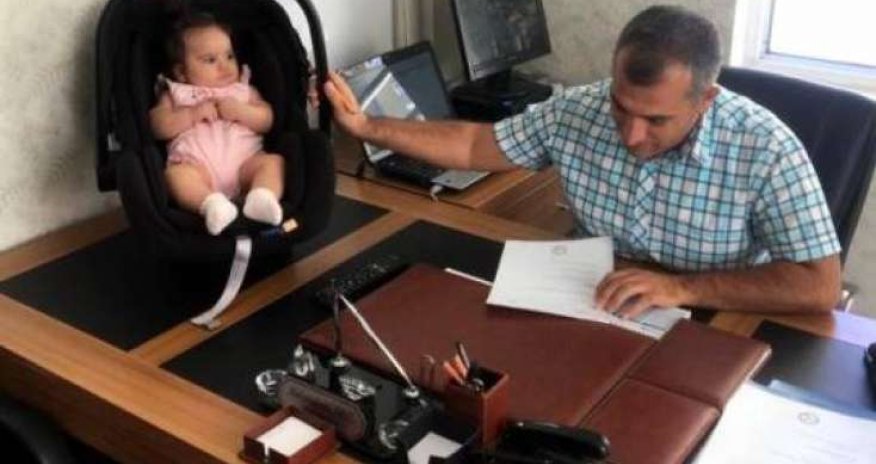 Direktor məktəbdə müəllimənin uşağına baxır o, isə dərsini keçir - FOTO