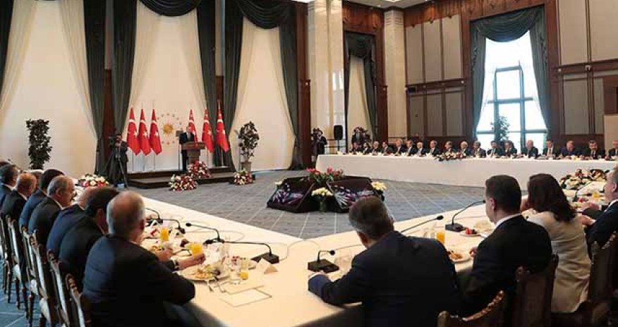 Ərdoğanla görüşdə İmamoğlunun stulu qırıldı - Video