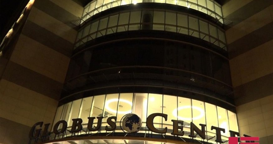 Bakıda plazadan iri şüşə parçası yerə töküldü - xəsarət alanlar var - VİDEO