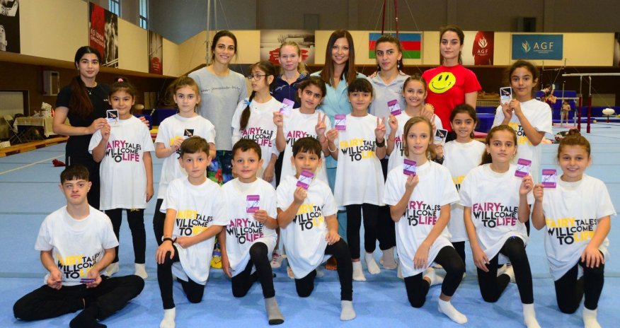 World champion gymnast meets children with disabilities in Baku (PHOTO)