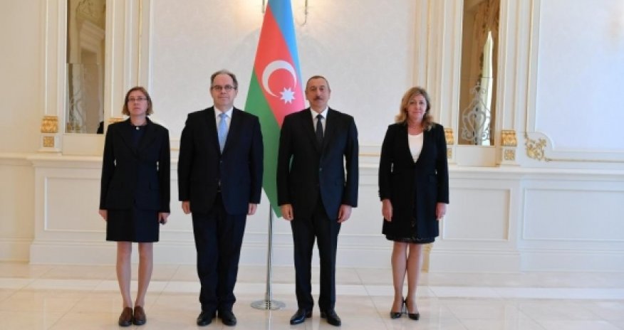 Президент Ильхам Алиев принял верительные грамоты послов Латвии и Великобритании
