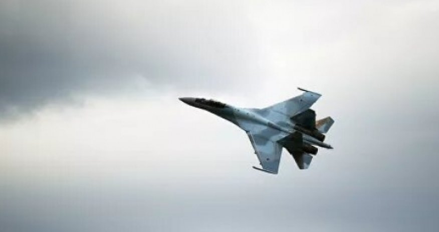 Российский истребитель в небе над Стамбулом -  ВИДЕО 