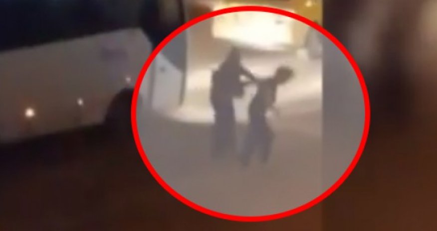 Taksi sürücüsü qadın sərnişini vəhşicəsinə döydü - VİDEO