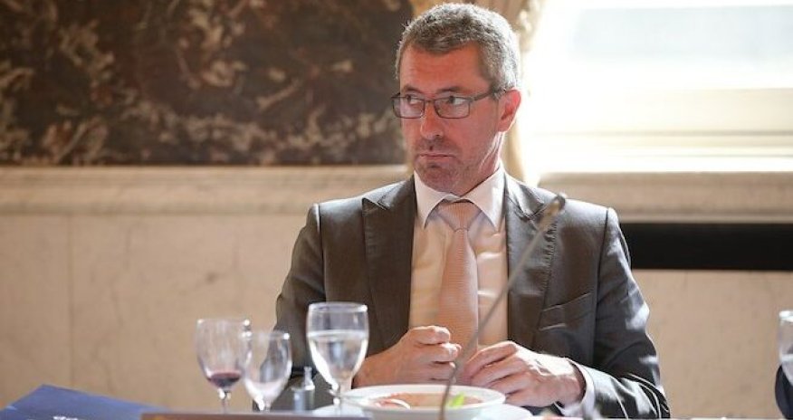 European MPs must honor official positions of public offices they hold 