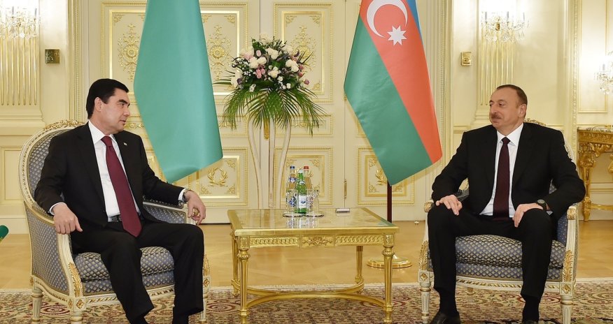 Президент Ильхам Алиев поздравил Гурбангулы Бердымухамедова