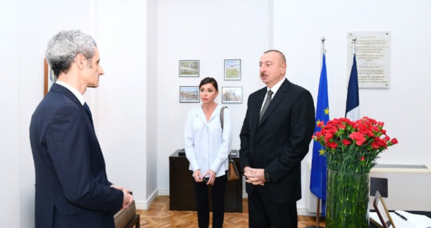 İlham Əliyev və xanımı Fransa səfirliyində