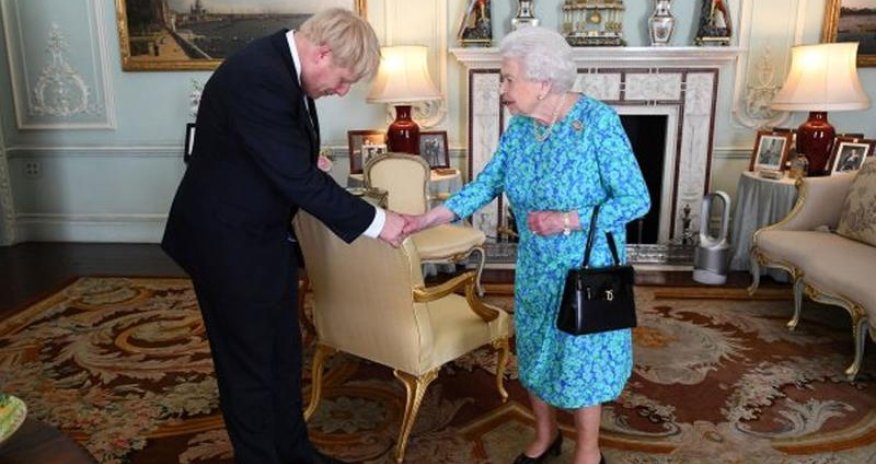 İngiltərədə ŞOK: Kraliça baş naziri...