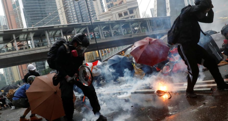 Полиция Гонконга применила слезоточивый газ против демонстрантов