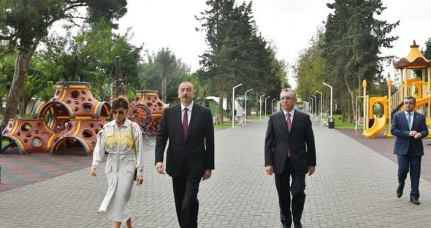 İlham Əliyev və xanımı Atatürk prospektindəki parkda - FOTO