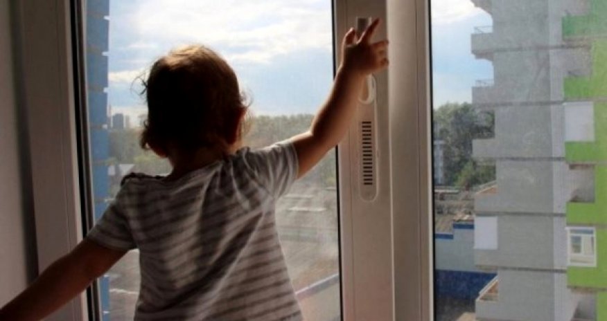 В Гяндже трехлетний ребенок выпал с третьего этажа