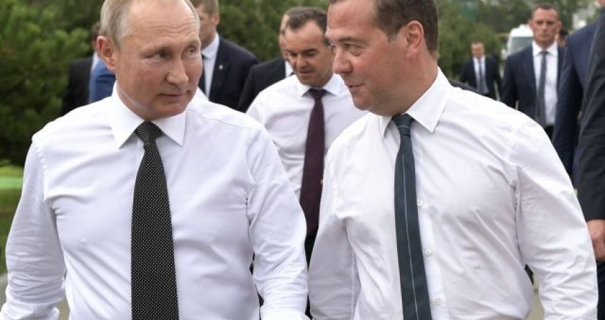 Медведев поздравил Путина с днем рождения