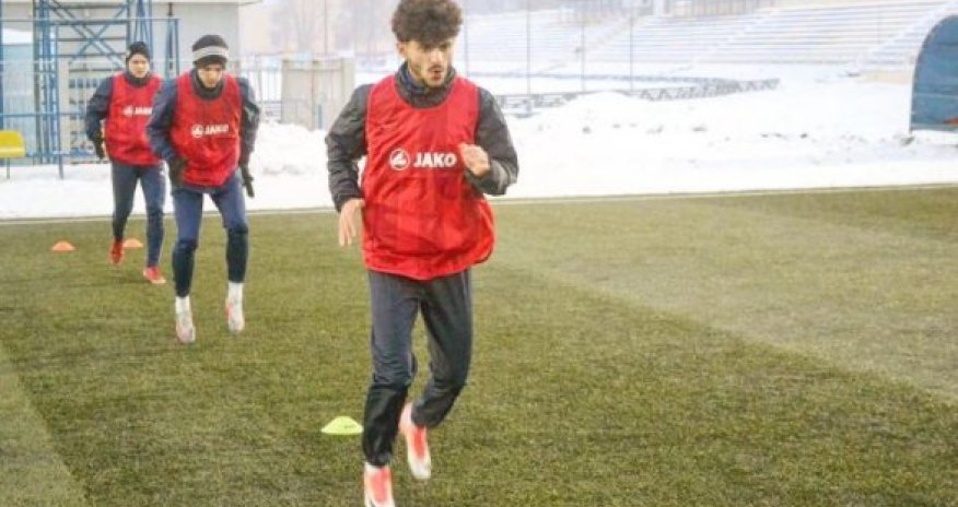 Почему азербайджанского футболиста не впустили во Францию?