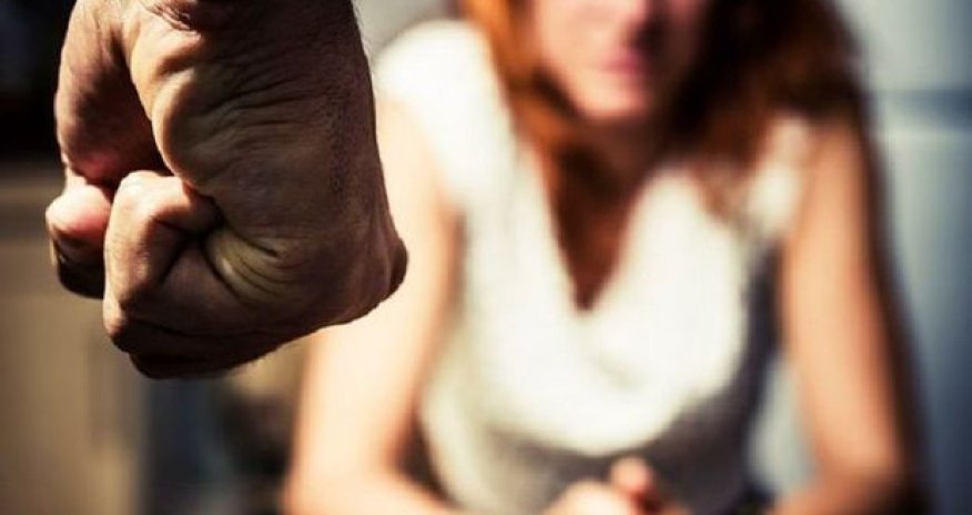 Ölümcül döyülərək yol kənarına atılan gənc qız öldü