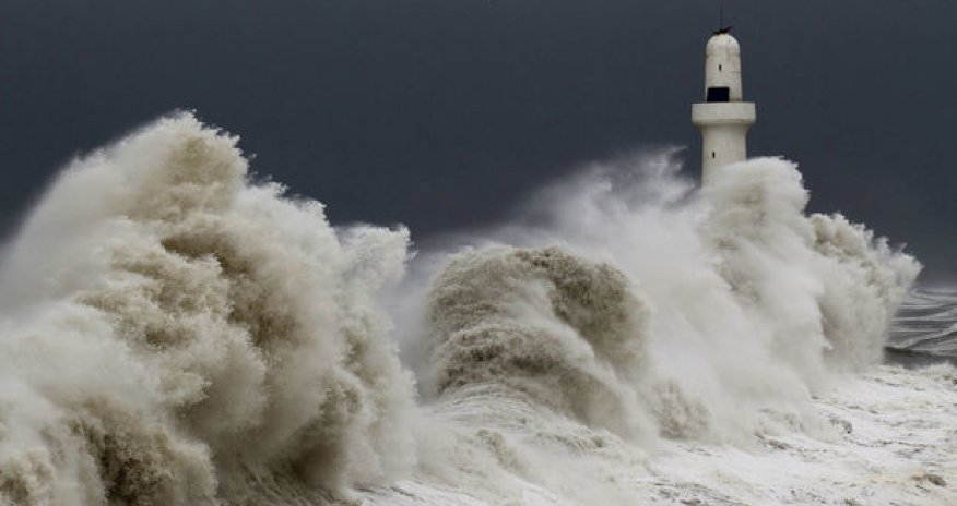 Высота волн в Каспийском море достигла 2,8 метра
