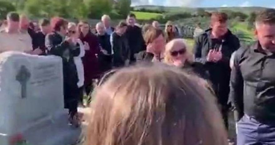 Ölü öz dəfnində qohumlarını əyləndirdi - VİDEO