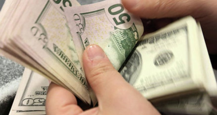 Работники нефтегазового сектора в Азербайджане получают среднюю зарплату в $1,8 тыс.