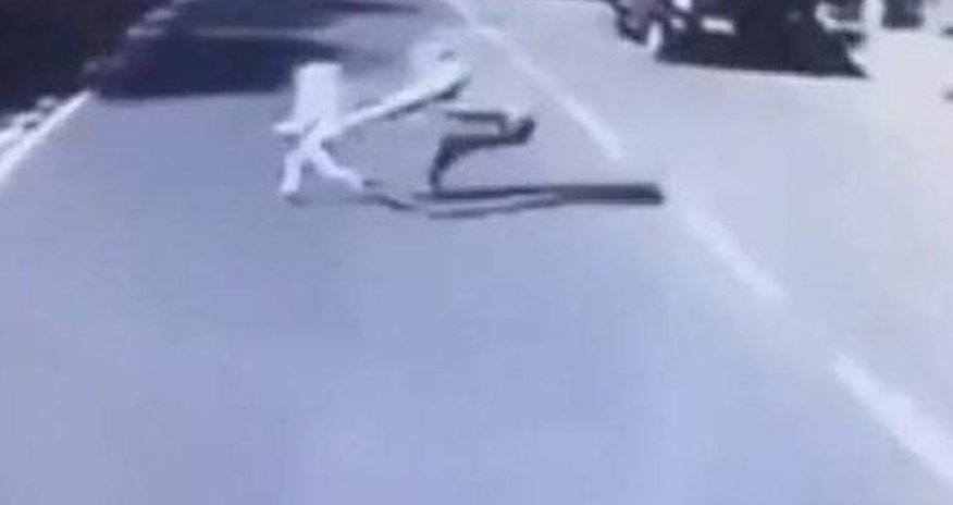 Ata övladını xilas etmək üçün özünü avtobusun altına atdı - VİDEO