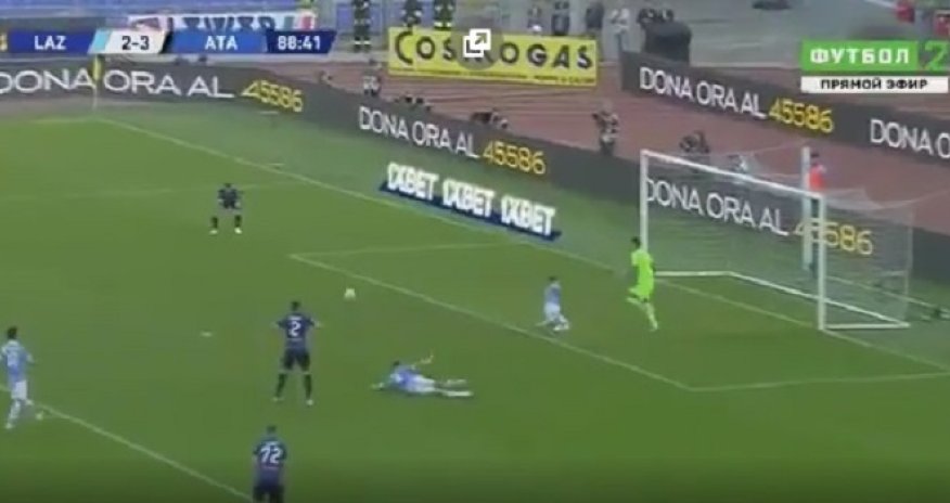 Futbolçuların inanılmaz müdafiəsi azarkeşləri şoka saldı - VİDEO