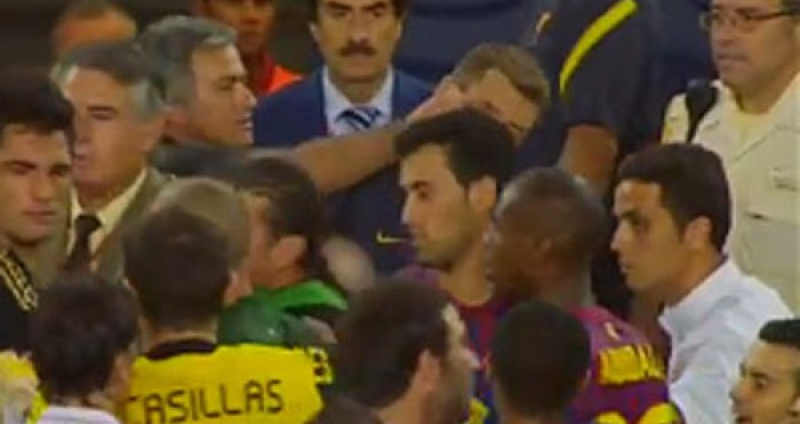 Azarkeşlər arasında dava düşdü, futbolçular meydandan qaçdı - VİDEO