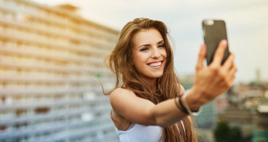 Selfi etmək istəyən qız liftin şaxtasına yıxıldı