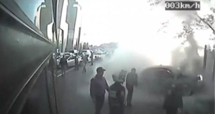 Bakıda qəzaya düşən maşın alışdı, polis avtobusun balonu ilə söndürdü - VİDEO