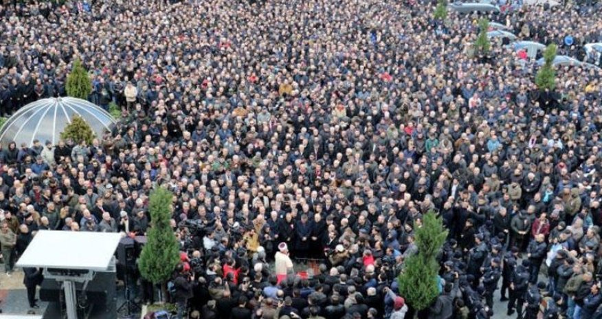 SON DƏQİQƏ: Məşhur gənc aktyor VƏFAT ETDİ: Evinin qarşısında izdihamdır - FOTO