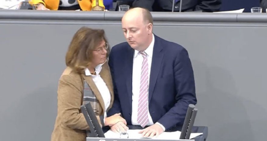 Almaniyalı deputat tribunada insult keçirdi - Video