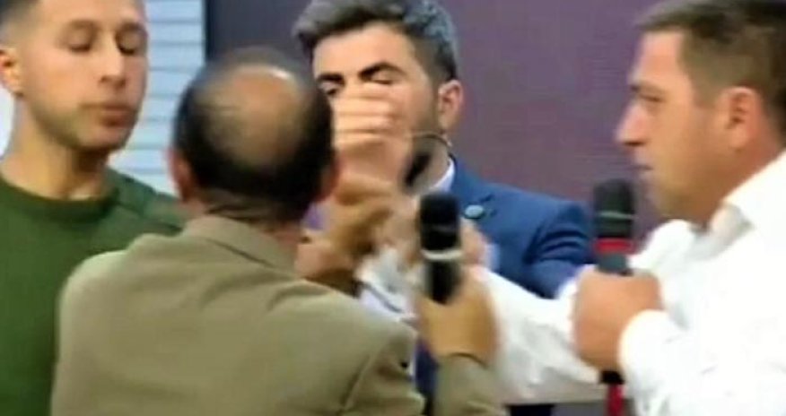 Canlı efirdə diz çökdürdüyü oğlanın atası ilə əlbəyaxa oldu - VİDEO