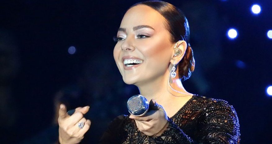 Ebru Gündeş toyda Azərbaycan mahnısı oxudu (VİDEO)