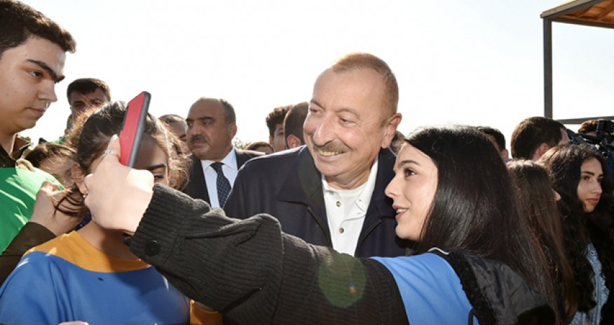 “Cənab prezident, şəkil bulanlıq düşüb, yenidən çəkdirə bilərik?” - VİDEO