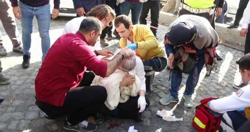 Pul vermək istəməyən turist qadın dəmirlə döyüldü - VİDEO