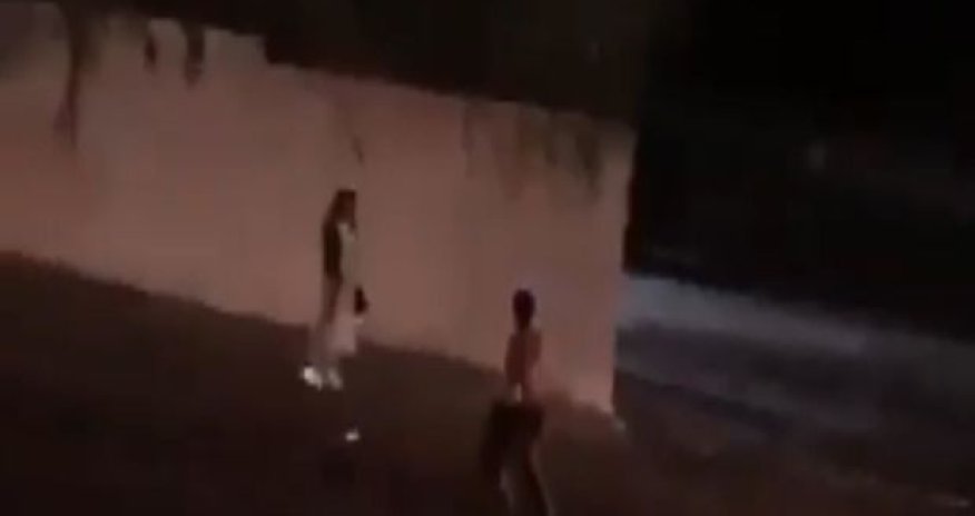 Bakıda vətəndaşlara hücum edən yarıçılpaq kişi tutuldu - VİDEO