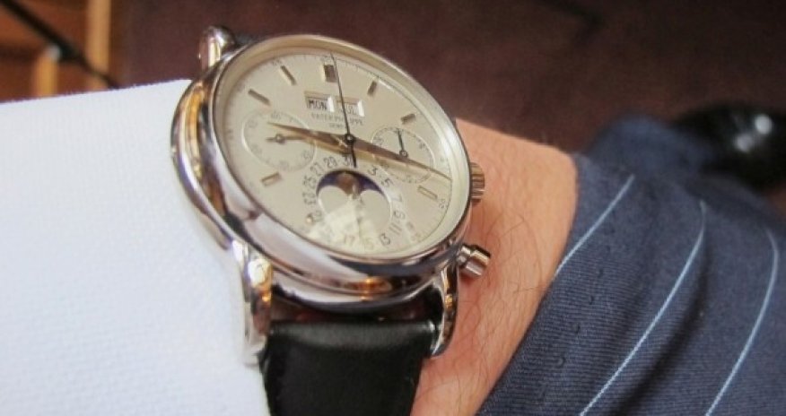 Nazirlik işçilərinə qiymətli qol saatları alır - Azərbaycanda