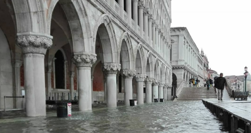Власти Венеции обратились к мировой общественнести
