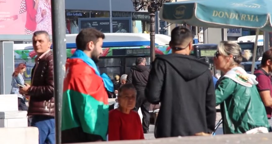 Türklər Azərbaycan bayrağına etiraz edən gəncin cavabını belə verdilər - VİDEO 
