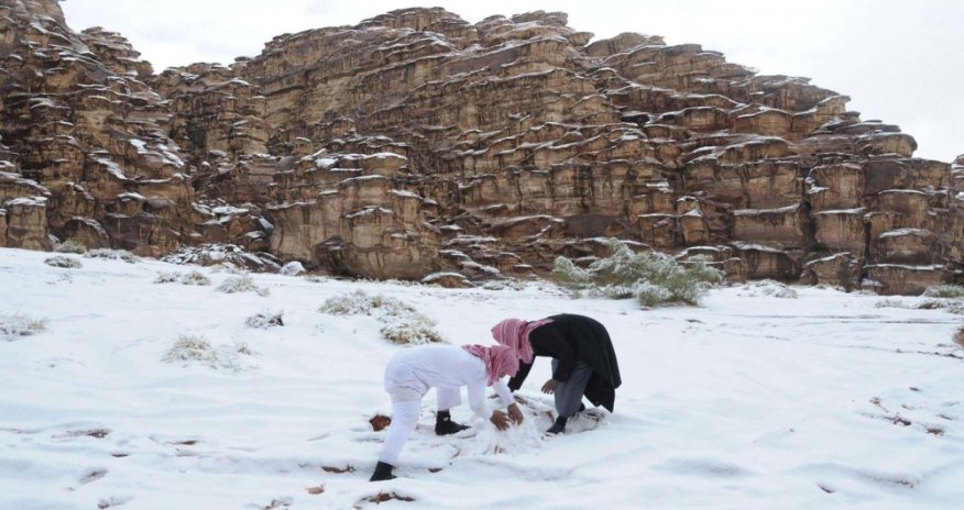 В Саудовской Аравии выпал снег и град - ВИДЕО