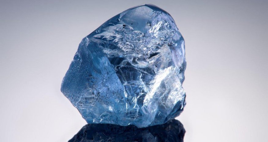 Редкий голубой алмаз продали почти за 15 млн долларов