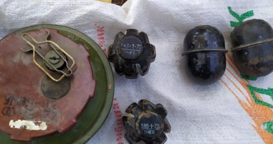 Qəbiristanlığında xeyli sayda silah-sursat tapıldı - FOTO