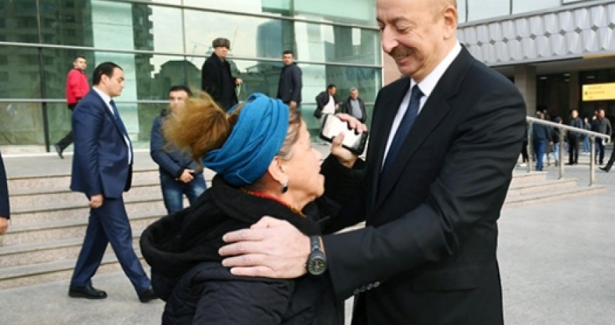 Самая Мамедова подошла к Ильхаму Алиеву: 