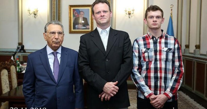 Ramiz Mehdiyev Cəlil Məmmədquluzadənin nəticəsinə xalça hədiyyə etdi - FOTO