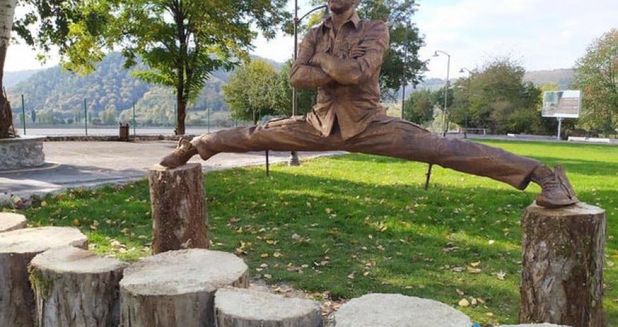 Jan-Klod Van Damm “Facebook” səhifəsində Qəbələdəki heykəlinin fotosunu paylaşıb - FOTO