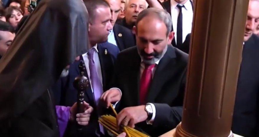 Azərbaycan bloqeri erməni kilsəsinə girdi, Paşinyan özünü itirdi - VİDEO