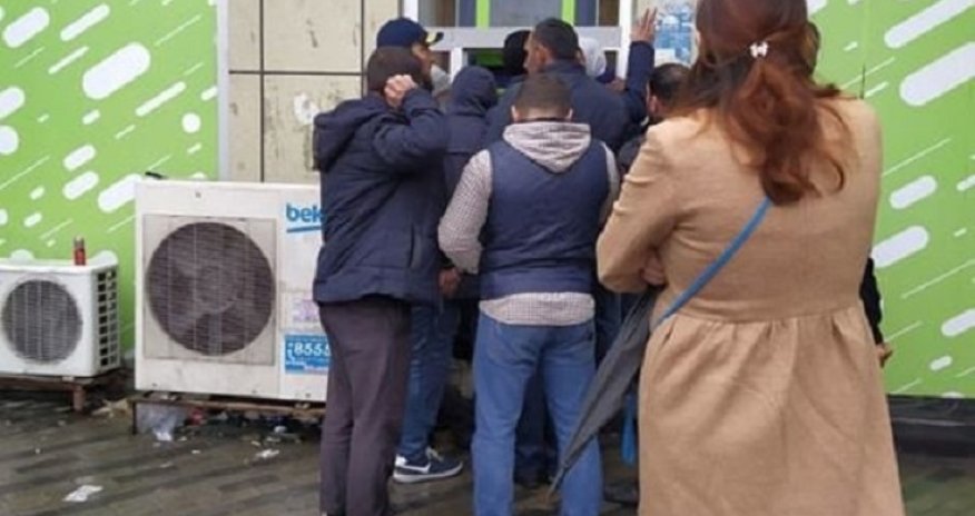 Bakıda camaata pul paylayan aparatın sahibi bu şəxsdir - FOTO