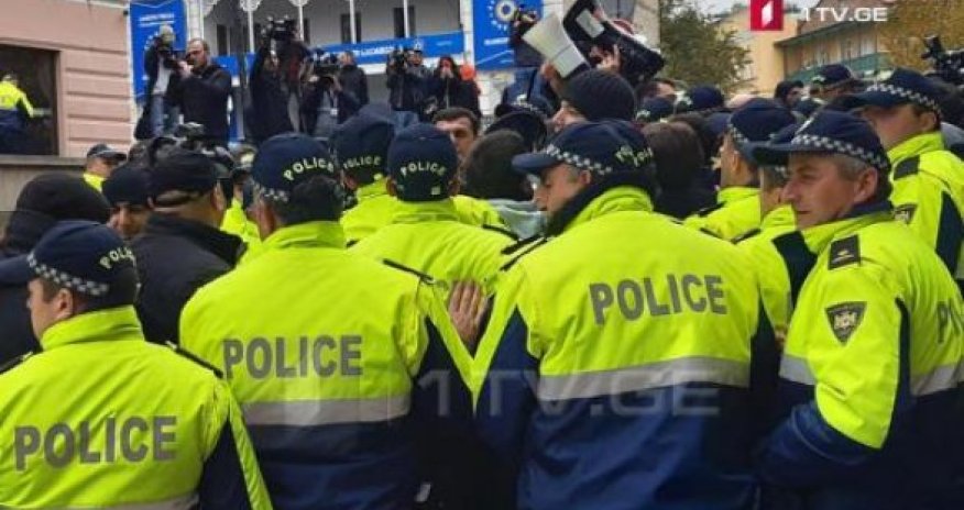 Оппозиция снова у стен парламента в Тбилиси