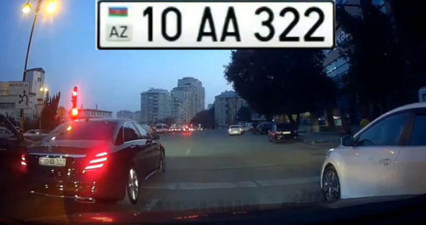 AA seriyalı avtomobil sürücüsü işıqforun qırmızı işığında keçdi - VİDEO