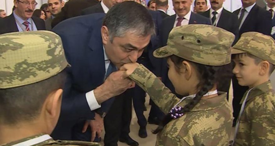 Nazir şəhid övladlarının əllərindən öpdü - VİDEO