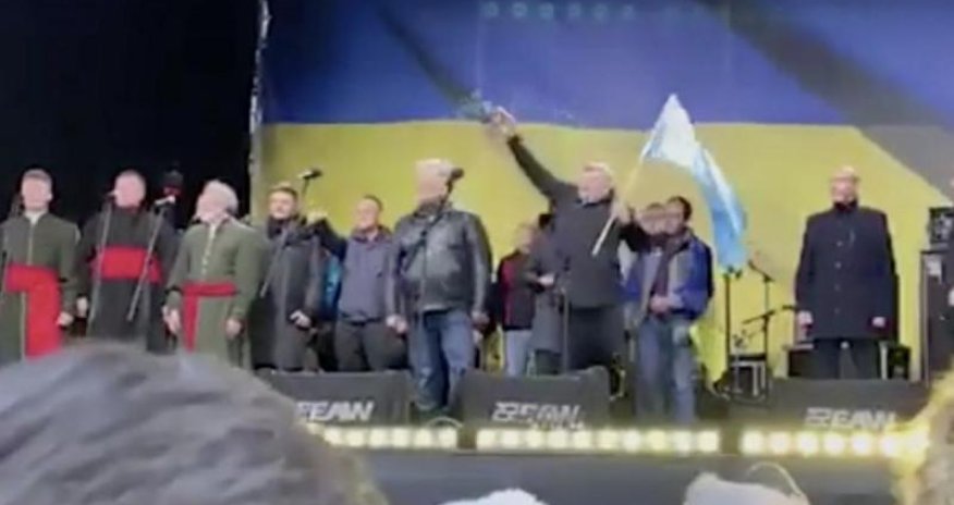 Poroşenkonu Maydanda yumurta atəşinə tutdular, arvadına dəydi - VİDEO