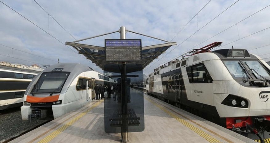 В Баку доставили новые двухэтажные поезда