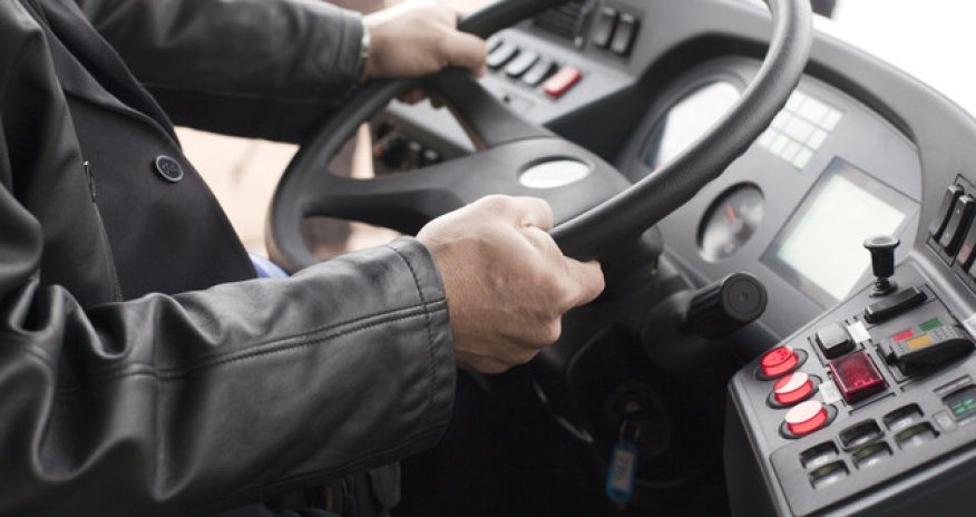 В Баку мужчина избил водителя и разбил стекло пассажирского автобуса