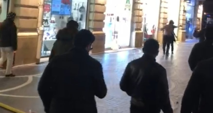 “Tarqovı”da həyəcanlı anlar: Köynəyini çıxarıb, bıçaqla hücum etdi - VİDEO